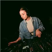 Le mie lezioni di DJing si basano su un approccio pratico e personalizzato: ogni studente ha esigenze e obiettivi diversi, perciò